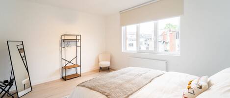 2 bedrooms, internet, bed sheets