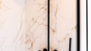 Douche, sèche-cheveux, serviettes fournies