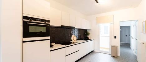 Kühlschrank, Mikrowelle, Ofen, Herdplatte