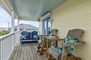 Terrace/patio - Bring Your Boat-Sound Front Home with Boat Lift (Pet Friendly) (Atlantic Beach)