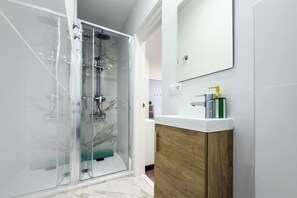 Towels, soap, toilet paper - Apartment 1 in Ronda Sant Pau (Barcelona)