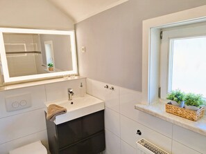 Dusche, Haartrockner, Handtücher, Seife