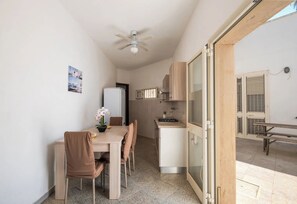 Ferienhaus | Eigene Küche | Kühlschrank, Herdplatte, Kochgeschirr/Geschirr/Besteck, Esstisch