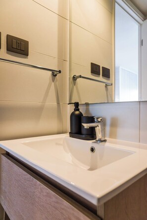 Dusche, Haartrockner, Handtücher