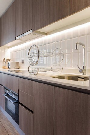 Fridge, microwave, oven, stovetop - Modern Studio in Nunoa | Stylish Urban Retreat (Ñuñoa)