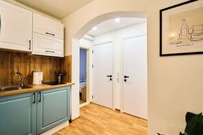 Réfrigérateur, micro-ondes, plaque de cuisson, cafetière/bouilloire