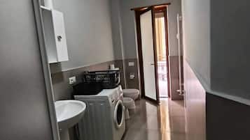 Assecador de cabells, bidet, tovalloles i sabó