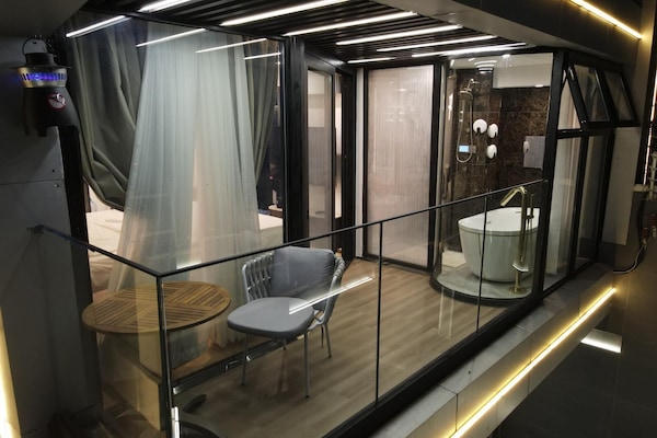 Studiosvit Deluxe - 1 kingsize-säng - balkong - utsikt mot bergen | Terrass/Patio