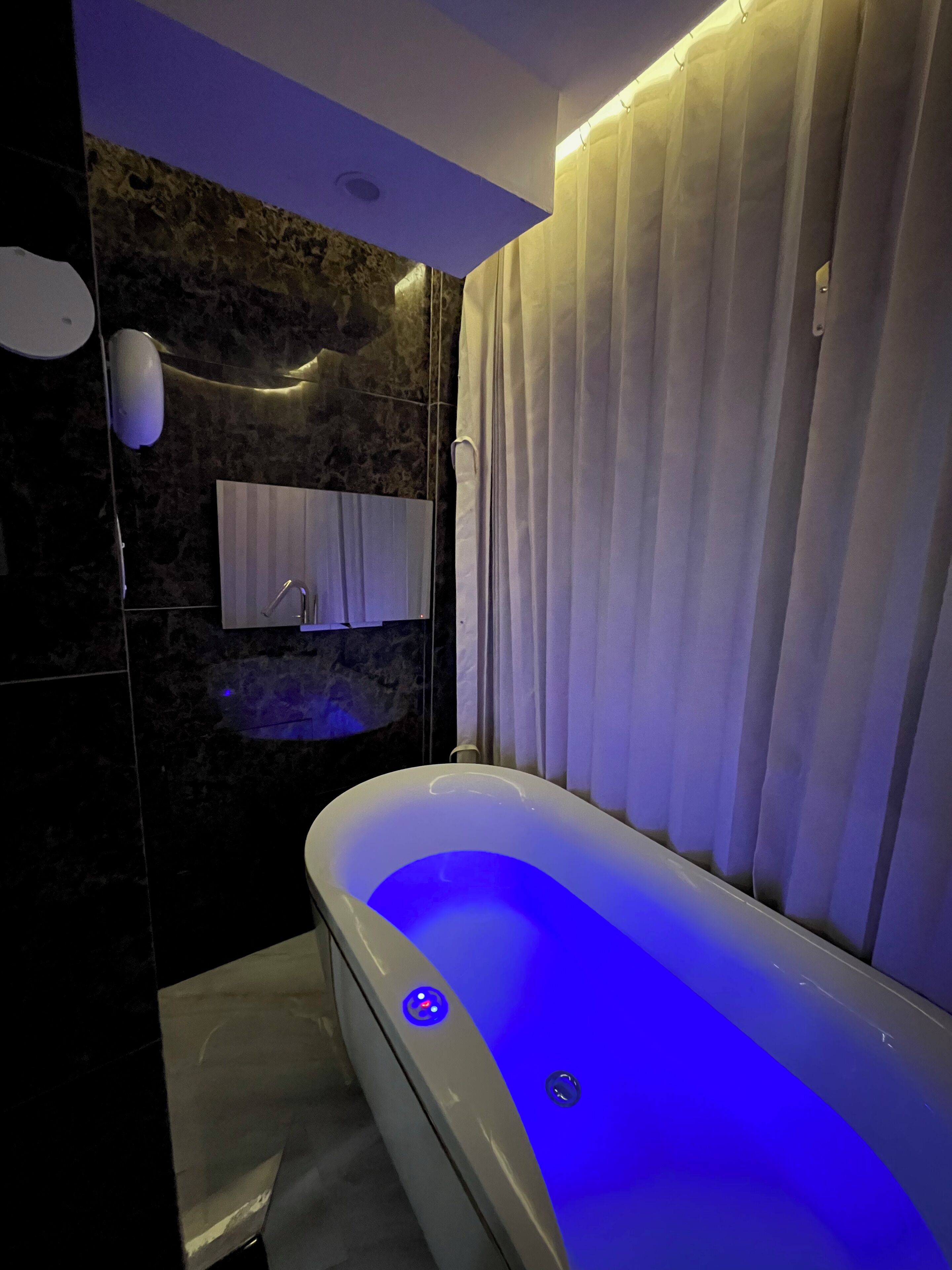 华丽开间套房, 1 张特大床, 阳台, 山景 | 浴室 | 浴袍、拖鞋