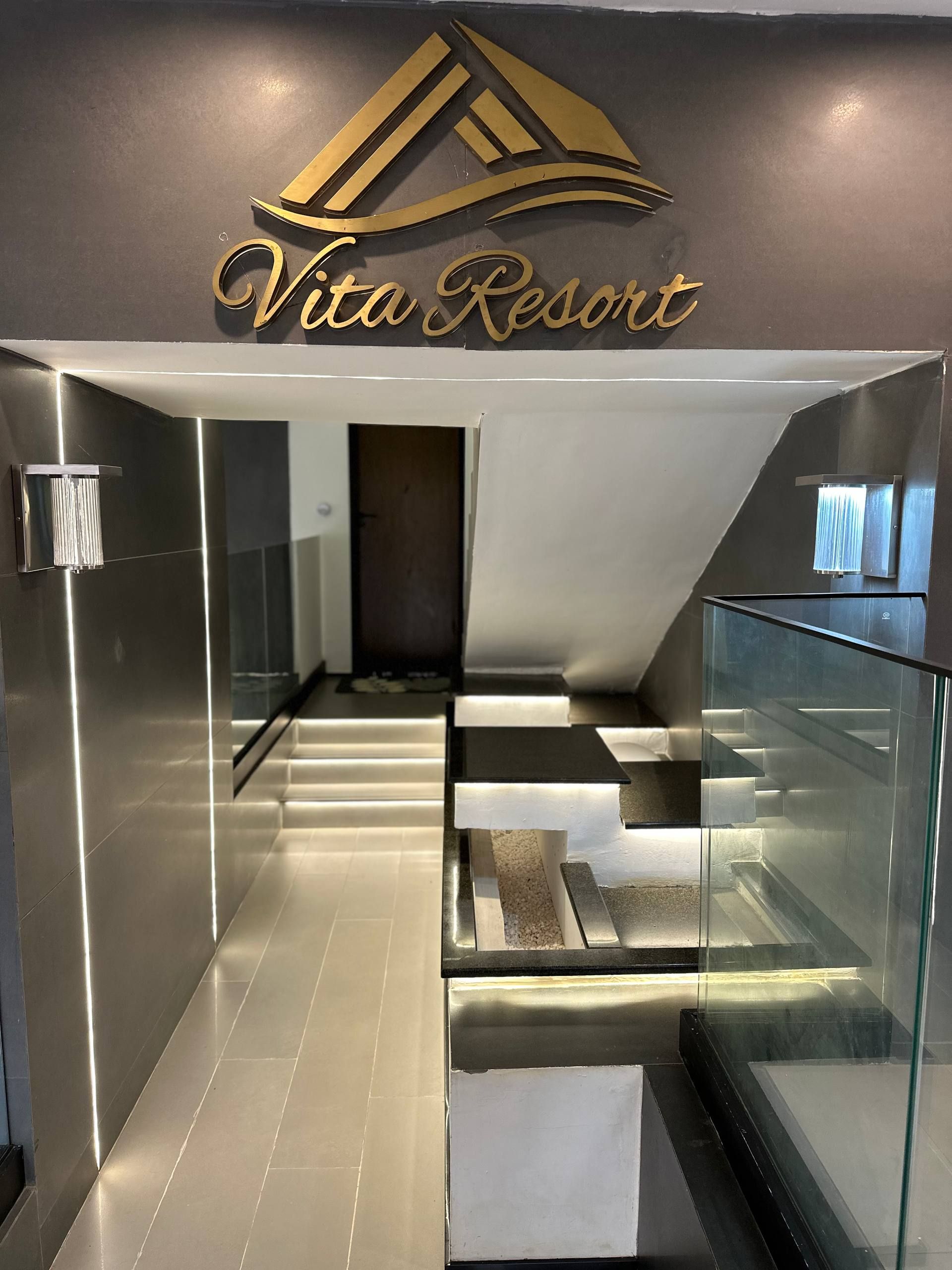 Un intérieur moderne avec une enseigne indiquant « Vita Resort ».
