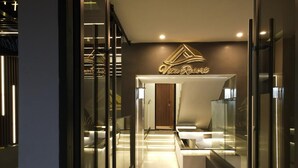 A modern interior with a glass wall, a staircase, and a sign reading "Vita Resort". - Vita Resort Golf Bastos (Yaoundé)