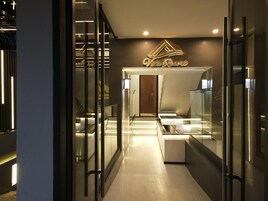 Un interior moderno con un muro de cristal, una escalera y un letrero que dice 'Vita Resort'.