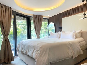 Deluxe Studio Suite, 1 King Bed, Balcony, Mountain View | Premium bedding, down comforters, memory foam beds, in-room safe - Vita Resort Golf Bastos (Yaoundé)