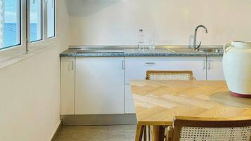 Fridge, microwave, oven, coffee/tea maker