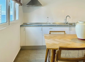 Frigorífico, microondas, horno y cafetera o tetera