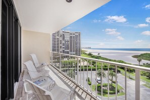 Apartment, Mehrere Betten (SW-facing beachfront condo with pool/) | Unterkunftsgelände