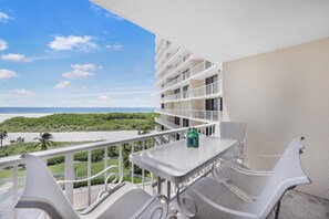 Appartement, Meerdere bedden (SW-facing beachfront condo with pool/) | Buiten dineren