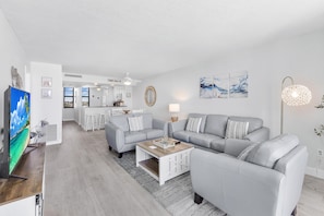 Apartment, Mehrere Betten (SW-facing beachfront condo with pool/) | Wohnbereich