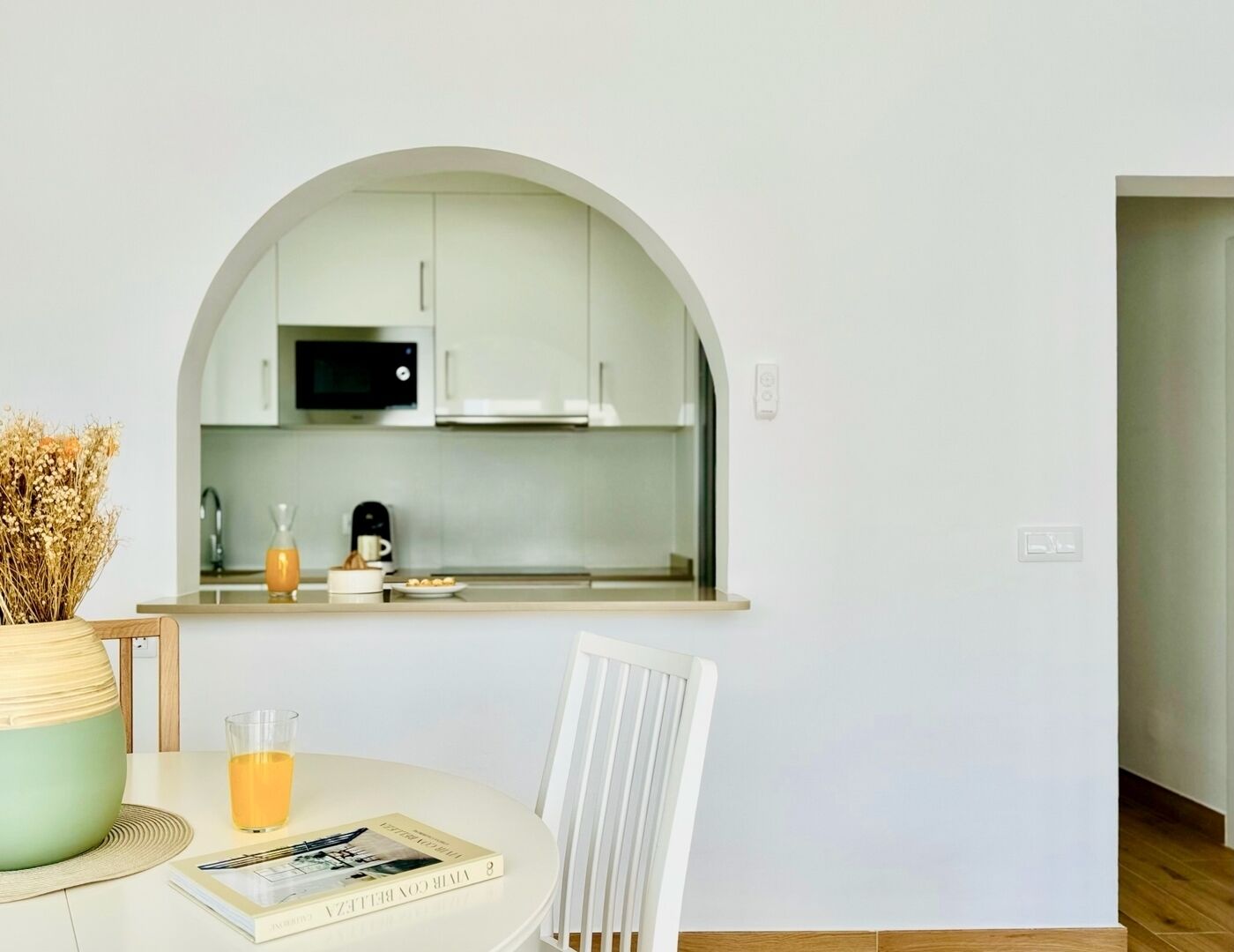 Fridge, coffee/tea maker