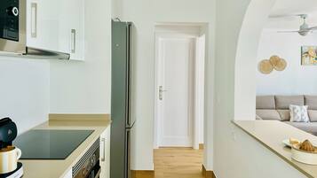 Fridge, coffee/tea maker