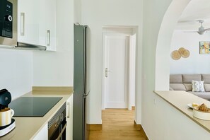 Fridge, coffee/tea maker