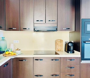 Réfrigérateur, micro-ondes, four, cafetière/bouilloire