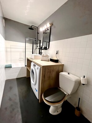 ヘアドライヤー、タオル、石鹸、シャンプー