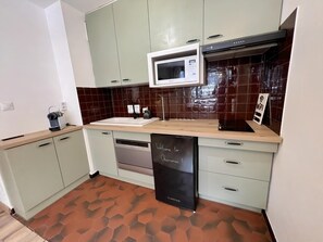 Kühlschrank, Mikrowelle, Herdplatte, Geschirrspüler