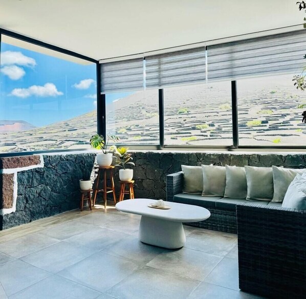 TV - Canaryislandshost I Viñedos (La Geria)