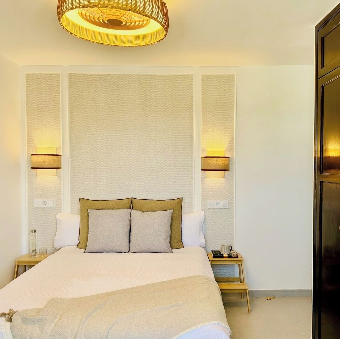 1 dormitorio, tabla de planchar con plancha, wifi y ropa de cama