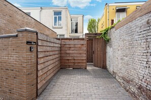 المنطقة المحيطة بالمنشأة