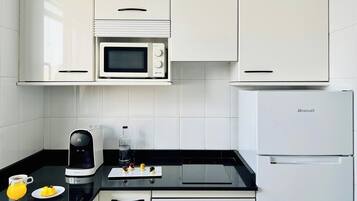 Refrigerador, microondas, horno, placa de cocina
