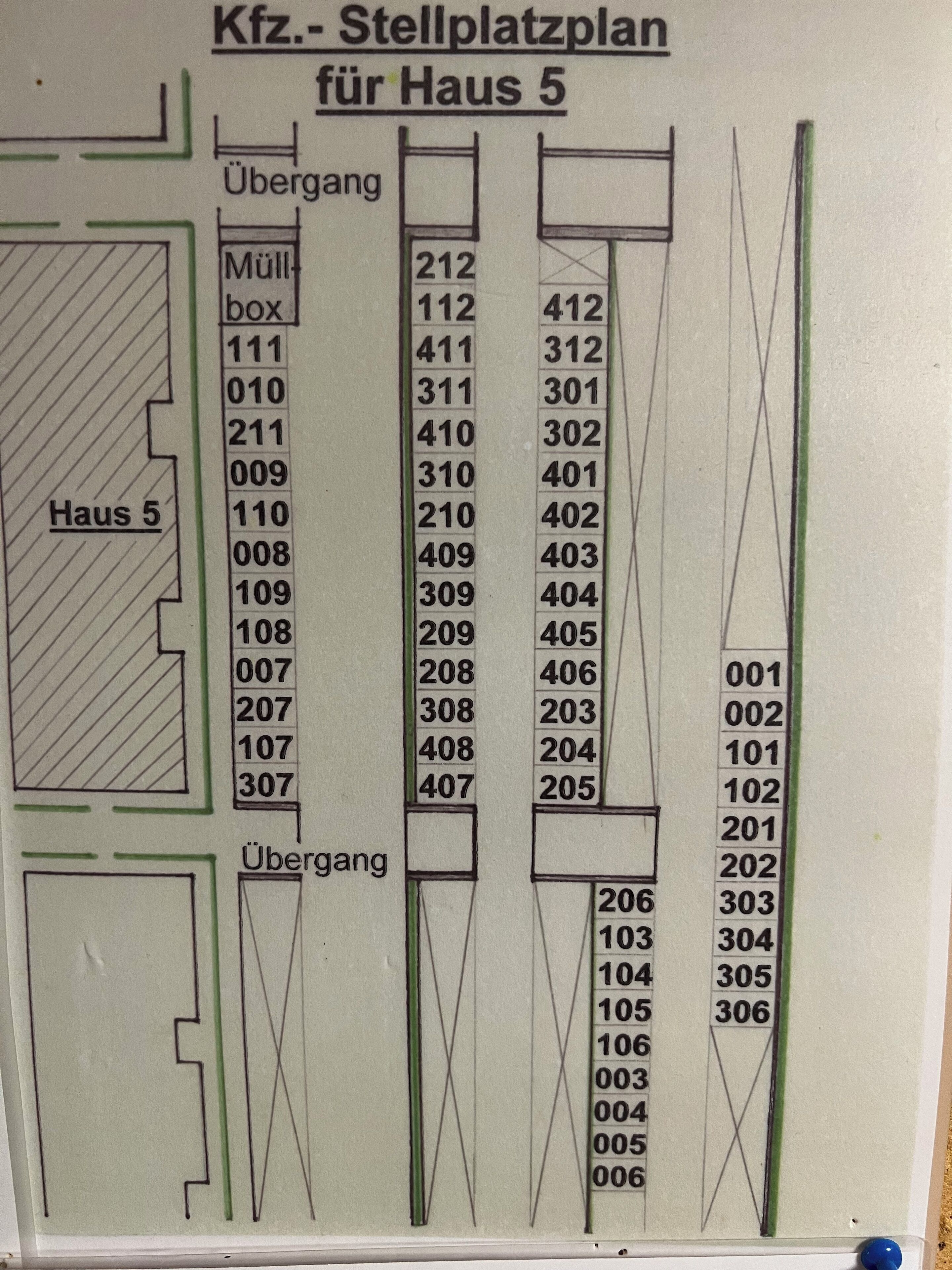 Plan d’aménagement des chambres de l’hôtel Haus 5, indiquant les numéros des chambres et les accès aux autres chambres et aux différents services.