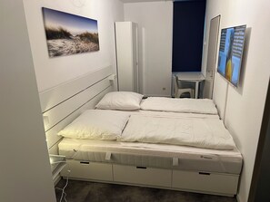 1 dormitori, planxa i posts de planxar i wifi