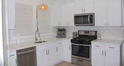 NYC NewRo Escape 3 Bdrm walk to train w/parking WiFi, AC