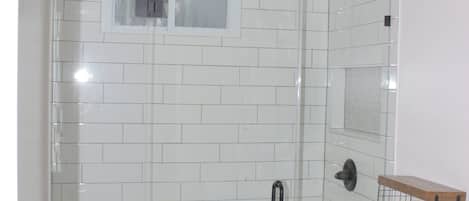 Douche, séchoir à cheveux, serviettes fournies, savon