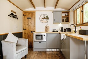 Iron/ironing board, free WiFi - The Bell Inn (Ladbroke)