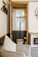 Ducha, secador de pelo, toallas, papel higiénico