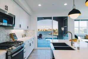 Refrigerador, microondas, horno, placa de cocina