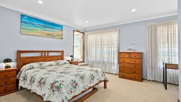 4 bedrooms, iron/ironing board, free WiFi, bed sheets