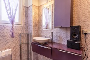 Shower, hair dryer, bidet, towels