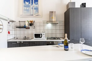 Micro-ondes, four, plaque de cuisson, lave-vaisselle