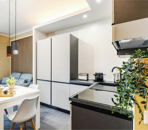 Four à micro-ondes, un four, surface de cuisson, lave-vaisselle