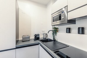 Mikrobølgeovn, ovn, kokeplater og oppvaskmaskin