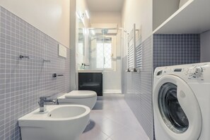 Chuveiro, secador de cabelo, bidê, toalhas de banho