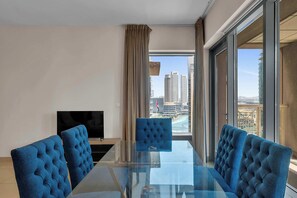 Apartment, Balcony | In-room dining