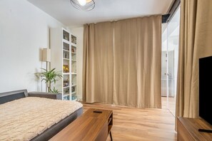1 habitación, tabla de planchar con plancha, wifi y ropa de cama