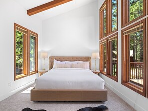 3 Schlafzimmer, Schreibtisch, Bügeleisen/Bügelbrett, WLAN