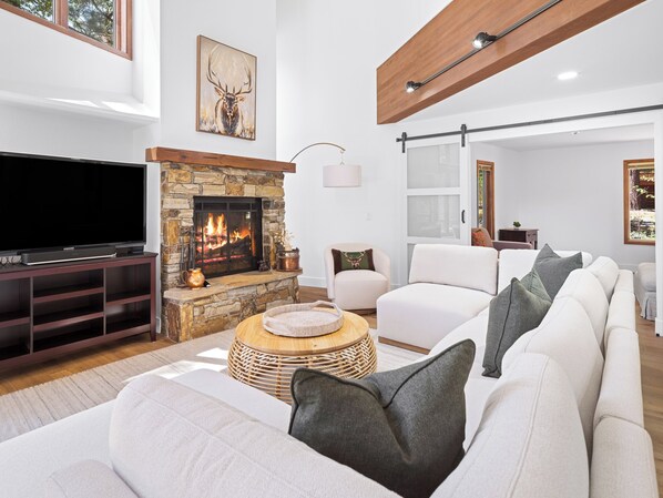 Smart-TV, Kamin, Arbeitsbereiche