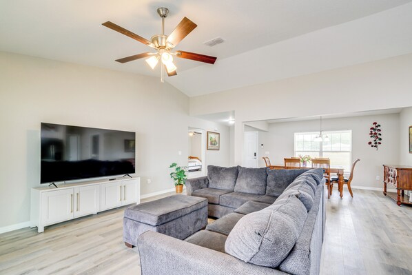 House (3 Bedrooms) | Living area